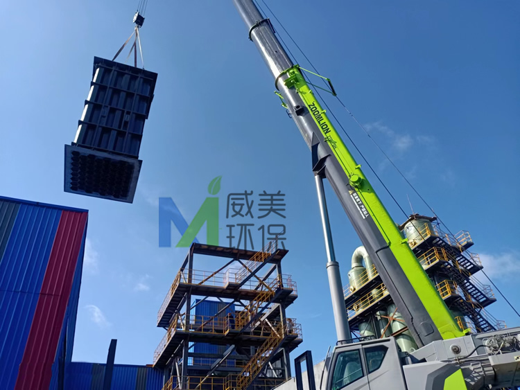 氰尿酸尾氣治現場濕電除塵器陽極系統(tǒng)安裝中